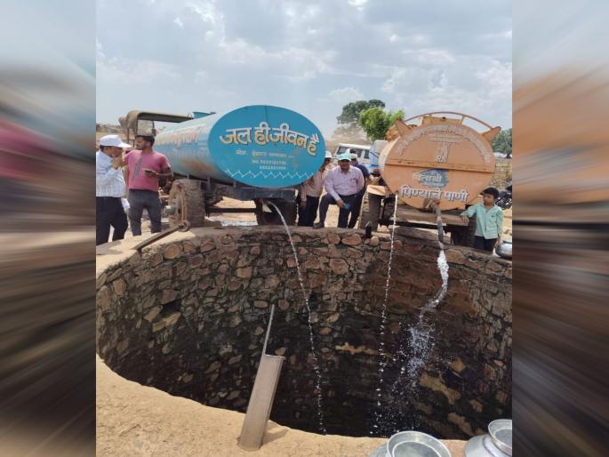 After the Collector's order, the CEO's spot visit to the tanker-affected Khadimal villages, knowing the pain of shortage | जिल्हाधिकाऱ्यांच्या आदेशानंतर टँकरग्रस्त खडीमल गावांत सीईओंची स्पॉट व्हिजिट, टंचाईच्या व्यथा घेतल्या जाणून After the Collector's order, the CEO's spot visit to the tanker-affected Khadimal villages, knowing the pain of shortage | जिल्हाधिकाऱ्यांच्या आदेशानंतर टँकरग्रस्त खडीमल गावांत सीईओंची स्पॉट व्हिजिट, टंचाईच्या व्यथा घेतल्या जाणून