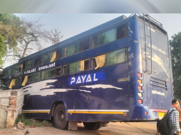 Accident to private travel carrying laborers, one killed, 11 seriously; Incident on Gondia-Goregaon National Highway | मजुरांना घेऊन जाणाऱ्या खासगी ट्रॅव्हल्सला अपघात, एक ठार, ११ जण गंभीर; गोंदिया-गोरेगाव राष्ट्रीय महामार्गावरील घटना Accident to private travel carrying laborers, one killed, 11 seriously; Incident on Gondia-Goregaon National Highway | मजुरांना घेऊन जाणाऱ्या खासगी ट्रॅव्हल्सला अपघात, एक ठार, ११ जण गंभीर; गोंदिया-गोरेगाव राष्ट्रीय महामार्गावरील घटना