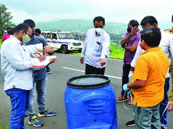Murder of wife on suspicion of character; body was packed in a drum and throw | चारित्र्याच्या संशयावरून पत्नीचा खून; मृतदेह ड्रममध्ये भरून मुंबई - पुणे महामार्गावर झाडीत टाकला Murder of wife on suspicion of character; body was packed in a drum and throw | चारित्र्याच्या संशयावरून पत्नीचा खून; मृतदेह ड्रममध्ये भरून मुंबई - पुणे महामार्गावर झाडीत टाकला