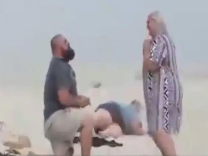 Boy proposed to the girl suddenly photographer fell on the ground with his camera people loves it see funny video | Photographer fell : समुद्र किनारी प्रपोज करता होता पठ्ठ्या; अचानक फोटोग्राफर तोंडावर आपटला अन् मग, पाहा व्हायरल व्हिडीओ
