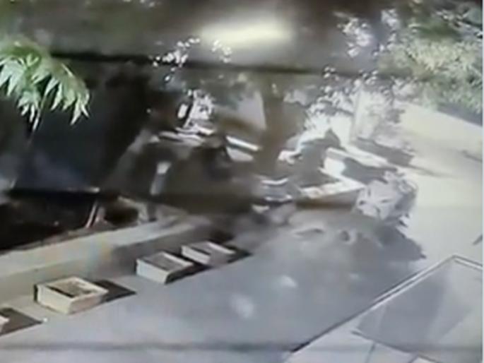 Leopard sighting in Nashik Satpur Industrial Estate; An atmosphere of fear among the citizens | Video: नाशिक सातपूर औद्योगिक वसाहतीत बिबट्याचे दर्शन; नागरिकांमध्ये भीतीचे वातावरण Leopard sighting in Nashik Satpur Industrial Estate; An atmosphere of fear among the citizens | Video: नाशिक सातपूर औद्योगिक वसाहतीत बिबट्याचे दर्शन; नागरिकांमध्ये भीतीचे वातावरण