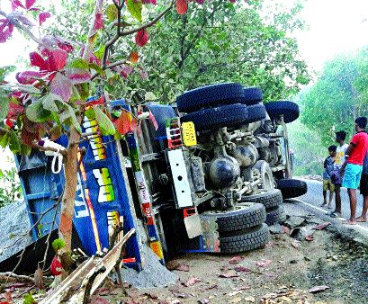Accidental series of vehicles continue | वाहनांची अपघातग्रस्त मालिका सुरूच Accidental series of vehicles continue | वाहनांची अपघातग्रस्त मालिका सुरूच
