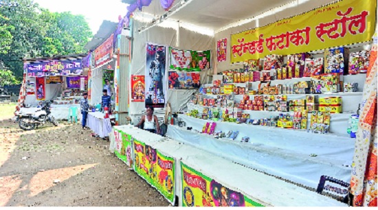 40 percent punishment for cracker sales: Supreme Court decision | फटाका विक्रीला ४० टक्के फटका : सर्वोच्च न्यायालयाचा निर्णय 40 percent punishment for cracker sales: Supreme Court decision | फटाका विक्रीला ४० टक्के फटका : सर्वोच्च न्यायालयाचा निर्णय