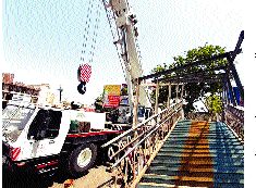 Shahad's dangerous pedestrian pool ended | शहाडचा धोकादायक पादचारी पूल अखेर पाडला Shahad's dangerous pedestrian pool ended | शहाडचा धोकादायक पादचारी पूल अखेर पाडला