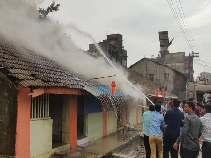 Old police line fire in Jawahar; Fortunately no casualties were reported | Video: जव्हारमध्ये जुन्या पोलीस लाईन चाळीला आग; सुदैवाने जीवितहानी टळली Old police line fire in Jawahar; Fortunately no casualties were reported | Video: जव्हारमध्ये जुन्या पोलीस लाईन चाळीला आग; सुदैवाने जीवितहानी टळली