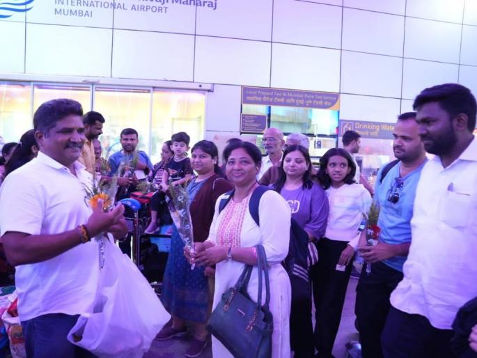 37 tourists stranded in Kashmir return to Panvel, special flight arranged from Kashmir | काश्मीरमध्ये अडकलेले 37 पर्यटक पनवेलमध्ये परतले, काश्मीर वरून विशेष विमानाची व्यवस्था  37 tourists stranded in Kashmir return to Panvel, special flight arranged from Kashmir | काश्मीरमध्ये अडकलेले 37 पर्यटक पनवेलमध्ये परतले, काश्मीर वरून विशेष विमानाची व्यवस्था