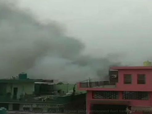 iaf jaguar hit by a bird plane crash pilot drop bomb and landed safely in ambala | लढाऊ विमानाला पक्षी आदळला; सुरक्षित उतरण्यासाठी पायलटने बॉम्बच खाली टाकला