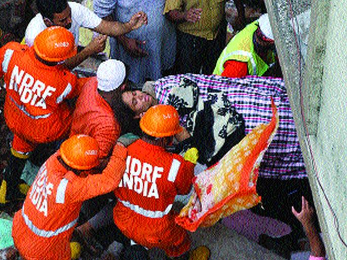 The question of dangerous buildings is on the agenda | धोकादायक इमारतींचा प्रश्न ऐरणीवर The question of dangerous buildings is on the agenda | धोकादायक इमारतींचा प्रश्न ऐरणीवर