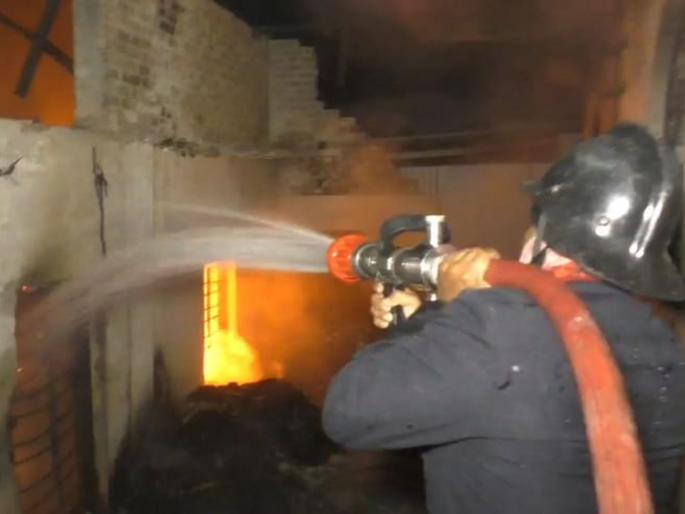 Bhiwandi fire season continues; Plastic pearl factory burn to ashes | भिवंडीत आगीचे सत्र सुरूच; प्लास्टिक मोती कारखाना जळून खाक Bhiwandi fire season continues; Plastic pearl factory burn to ashes | भिवंडीत आगीचे सत्र सुरूच; प्लास्टिक मोती कारखाना जळून खाक