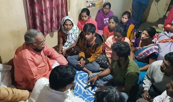 5 lakh help from Shiv Sena leader chandrakant khaire to the family of 'that' Shiv Sainik in beed | 'त्या' शिवसैनिकाच्या कुटुंबीयांना शिवसेना नेत्याकडून 5 लाखांची मदत 5 lakh help from Shiv Sena leader chandrakant khaire to the family of 'that' Shiv Sainik in beed | 'त्या' शिवसैनिकाच्या कुटुंबीयांना शिवसेना नेत्याकडून 5 लाखांची मदत