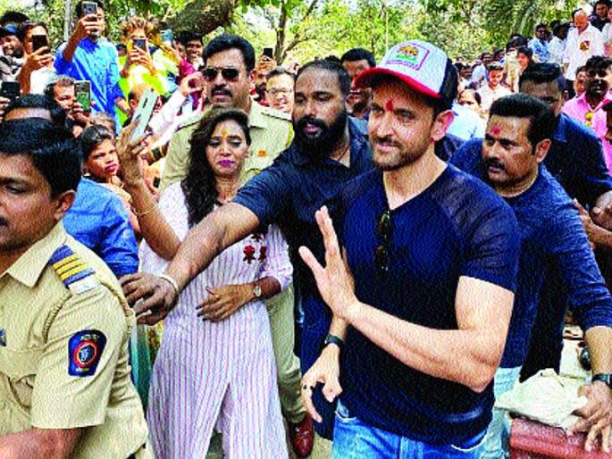 Hrithik Roshan, accompanied by his family attended the Shiva Temple at Apata Fata | आपटा फाटा येथील शिवमंदिरात हृतिक रोशनने घेतले सहकुटुंब दर्शन Hrithik Roshan, accompanied by his family attended the Shiva Temple at Apata Fata | आपटा फाटा येथील शिवमंदिरात हृतिक रोशनने घेतले सहकुटुंब दर्शन