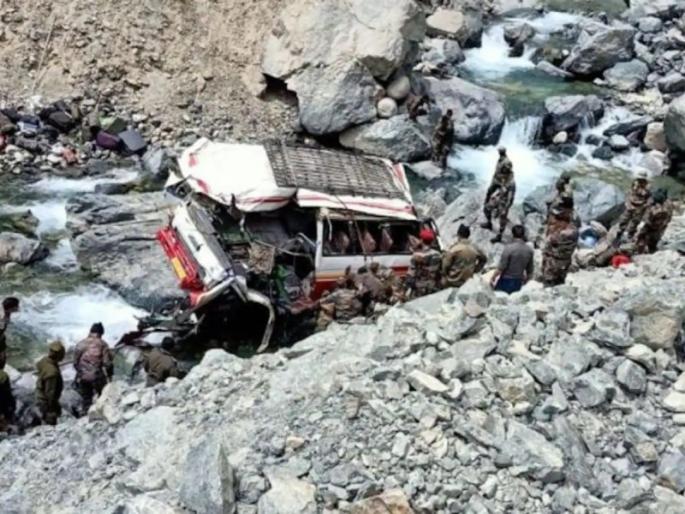Suspicion of assassination after army bus crash; 7 soldiers were killed | लष्कराची बस कोसळण्यामागे घातपाताचा संशय; ७ जवानांचा झाला होता मृत्यू Suspicion of assassination after army bus crash; 7 soldiers were killed | लष्कराची बस कोसळण्यामागे घातपाताचा संशय; ७ जवानांचा झाला होता मृत्यू