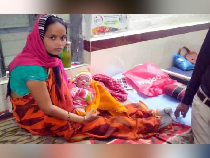 A pregnant woman went into labor at the bus station, three youths ran to help, gave birth to a cute baby boy | बसस्थानकावरच प्रसवकळा, गर्भवतीसाठी 'ते' देवदूत आले धावून A pregnant woman went into labor at the bus station, three youths ran to help, gave birth to a cute baby boy | बसस्थानकावरच प्रसवकळा, गर्भवतीसाठी 'ते' देवदूत आले धावून