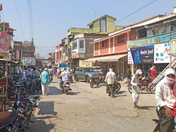 Fiasco of Social Distance: Crowding Citizens for Buying Various Materials | सोशल डिस्टन्सिंगचा फज्जा : विविध साहित्य खरेदीसाठी नागरिकांची गर्दी Fiasco of Social Distance: Crowding Citizens for Buying Various Materials | सोशल डिस्टन्सिंगचा फज्जा : विविध साहित्य खरेदीसाठी नागरिकांची गर्दी