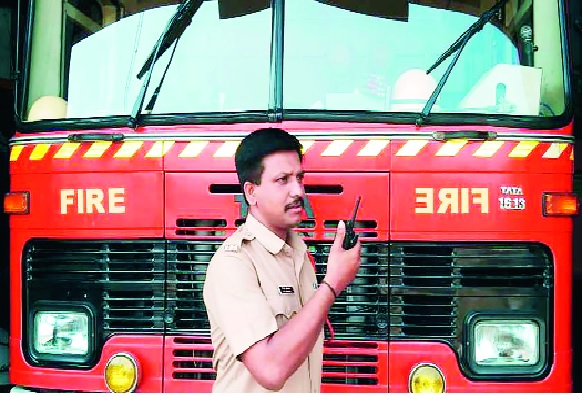 Kurundwad Fire Fighting Service: - The first municipality in the district | कुरुंदवाड अग्निशमनला बिनतारी संदेश यंत्रणा--: जिल्ह्यातील पहिली नगरपालिका Kurundwad Fire Fighting Service: - The first municipality in the district | कुरुंदवाड अग्निशमनला बिनतारी संदेश यंत्रणा--: जिल्ह्यातील पहिली नगरपालिका