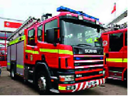 Fire broke out and saved the woman's life | कोणत्याही क्षणी ती पाण्यात पडण्याची शक्यता होती, चित्रविचित्र हावभाव करत ती होती... Fire broke out and saved the woman's life | कोणत्याही क्षणी ती पाण्यात पडण्याची शक्यता होती, चित्रविचित्र हावभाव करत ती होती...