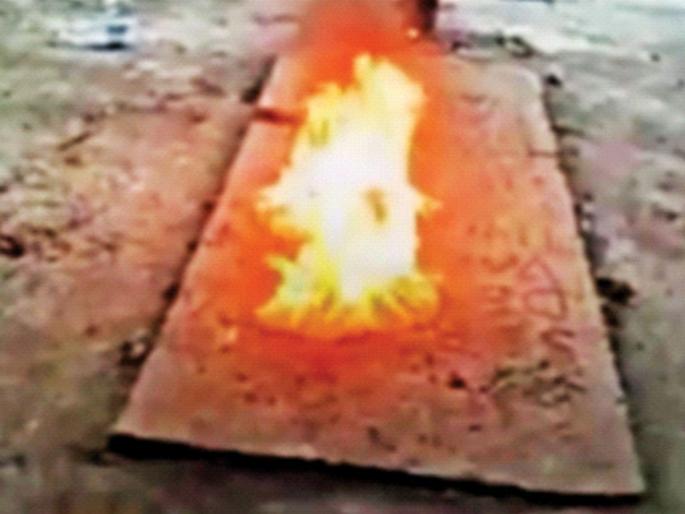 A fire for reels in the fort, a crime against youth; Action on complaint of Archeology Department | किल्ल्यात रील्ससाठी आग, तरुणावर गुन्हा; पुरातत्त्व विभागाच्या तक्रारीवरून कारवाई A fire for reels in the fort, a crime against youth; Action on complaint of Archeology Department | किल्ल्यात रील्ससाठी आग, तरुणावर गुन्हा; पुरातत्त्व विभागाच्या तक्रारीवरून कारवाई