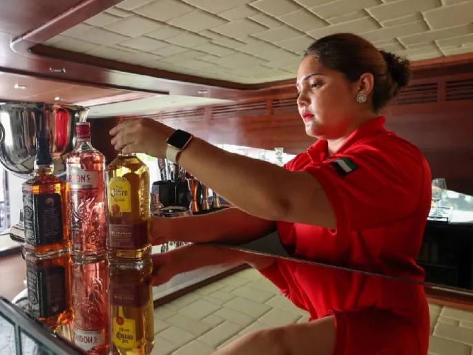 FIFA World Cup 2022 will be held in Qatar and due to this liquor shops have been removed from the market  | FIFA World Cup 2022: फीफा विश्वचषकापूर्वी कतारचं रूप बदललं; बाजारपेठेतून दारूची दुकाने झाली गायब FIFA World Cup 2022 will be held in Qatar and due to this liquor shops have been removed from the market  | FIFA World Cup 2022: फीफा विश्वचषकापूर्वी कतारचं रूप बदललं; बाजारपेठेतून दारूची दुकाने झाली गायब
