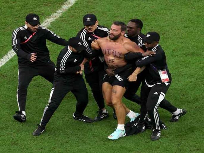 FIFA World Cup 2022: A porn star entered the Argentina-Netherlands match, something written on his chest... | FIFA World Cup 2022: अर्जेंटिना-नेदरलँड्स सामन्यामध्ये घुसला पोर्नस्टार, छातीवर लिहिलं असं काही... FIFA World Cup 2022: A porn star entered the Argentina-Netherlands match, something written on his chest... | FIFA World Cup 2022: अर्जेंटिना-नेदरलँड्स सामन्यामध्ये घुसला पोर्नस्टार, छातीवर लिहिलं असं काही...