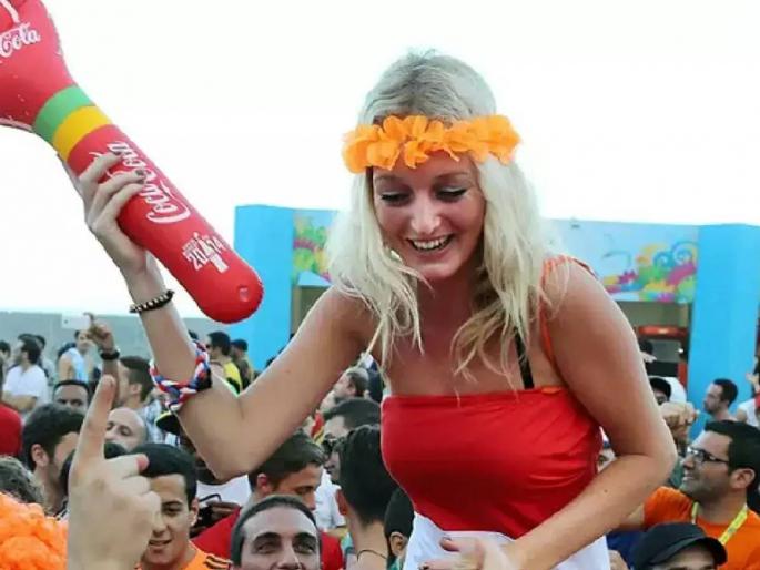 Fifa World Cup 2022 : Ladies You might go to jail if not dressed properly for FIFA World Cup 2022 in Qatar | Fifa World Cup 2022 :  पोरींनो नीट कपडे घाला, अन्यथा खावी लागेल 'जेल'ची हवा! फुटबॉल फॅन्सची वाढलीय डोकेदुखी Fifa World Cup 2022 : Ladies You might go to jail if not dressed properly for FIFA World Cup 2022 in Qatar | Fifa World Cup 2022 :  पोरींनो नीट कपडे घाला, अन्यथा खावी लागेल 'जेल'ची हवा! फुटबॉल फॅन्सची वाढलीय डोकेदुखी