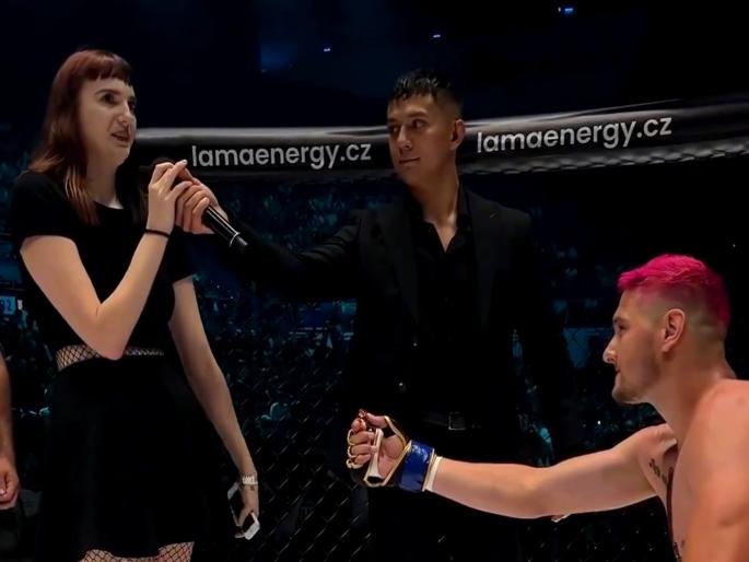 Fighter loses match, proposes to girlfriend in front of 20000 spectators in same arena, she straight up says no...social Viral video | Video: दगाबाजीचा गर्लफ्रेंडने भयानक बदला घेतला, २०००० प्रेक्षकांसमोर फायटर मॅच अन् प्रेमातही हरला Fighter loses match, proposes to girlfriend in front of 20000 spectators in same arena, she straight up says no...social Viral video | Video: दगाबाजीचा गर्लफ्रेंडने भयानक बदला घेतला, २०००० प्रेक्षकांसमोर फायटर मॅच अन् प्रेमातही हरला