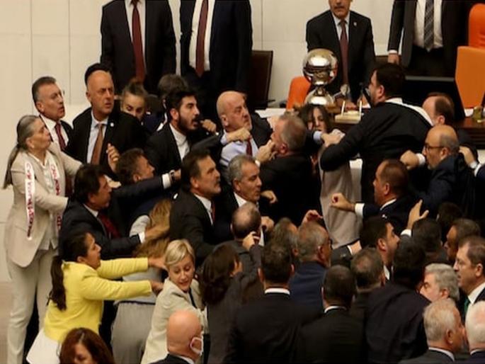 Parliament Key Boxing Ring, MPs punching each other, brawl in Turkish Parliament  | संसद की बॉक्सिंगची रिंग, खासदारांनी एकमेकांवर लगावले ठोसे, तुर्कीएच्या संसदेत रणकंदन  Parliament Key Boxing Ring, MPs punching each other, brawl in Turkish Parliament  | संसद की बॉक्सिंगची रिंग, खासदारांनी एकमेकांवर लगावले ठोसे, तुर्कीएच्या संसदेत रणकंदन