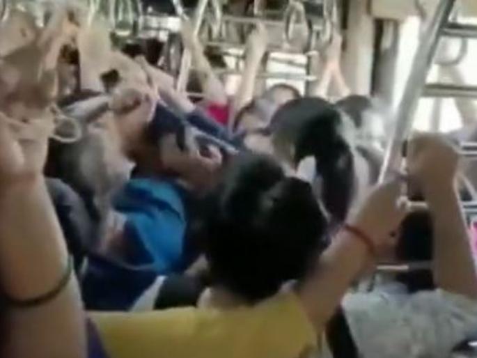 when women abuse and fight in the mumbai local crowd | लोकलच्या गर्दीत बायका शिवीगाळ, मारामारी करतात तेव्हा... when women abuse and fight in the mumbai local crowd | लोकलच्या गर्दीत बायका शिवीगाळ, मारामारी करतात तेव्हा...