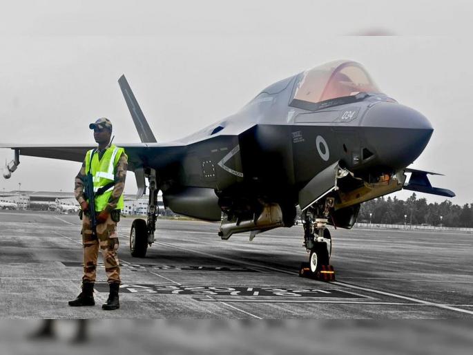 British fighter jet f 35 still in Kerala; 40 engineers to come for repairs... | ब्रिटनचे मालवाहू विमान भारताकडे झेपावले, युद्धनौका समुद्रात नांगर टाकून; लढाऊ विमान दुरुस्तीसाठी ४० अभियंते येणार... British fighter jet f 35 still in Kerala; 40 engineers to come for repairs... | ब्रिटनचे मालवाहू विमान भारताकडे झेपावले, युद्धनौका समुद्रात नांगर टाकून; लढाऊ विमान दुरुस्तीसाठी ४० अभियंते येणार...
