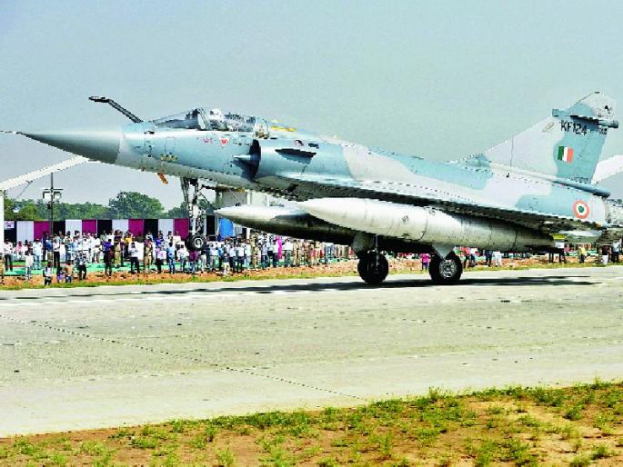Runway of fighter aircraft made of Agra-Lucknow Express-Way | आग्रा-लखनऊ एक्स्प्रेस-वे बनला लढाऊ विमानांचा रनवे Runway of fighter aircraft made of Agra-Lucknow Express-Way | आग्रा-लखनऊ एक्स्प्रेस-वे बनला लढाऊ विमानांचा रनवे