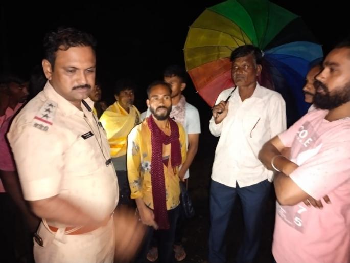 Two Boys swept away in the flood; One rescued, another missing, incident in Tumsar taluka | मोटरसायकलसह दोघे पुरात गेले वाहून; एक बचावला, दुसरा बेपत्ता, तुमसर तालुक्यातील घटना Two Boys swept away in the flood; One rescued, another missing, incident in Tumsar taluka | मोटरसायकलसह दोघे पुरात गेले वाहून; एक बचावला, दुसरा बेपत्ता, तुमसर तालुक्यातील घटना