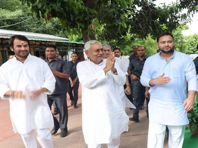 Bihar Chief Minister Nitish Kumar met Governor Phagu Chauhan and resigned from the post of Chief Minister, creating a political earthquake. | बिहारमध्ये राजकीय भूकंप; नितीशकुमार यांनी दुसऱ्यांदा भाजपाशी घेतला काडीमोड Bihar Chief Minister Nitish Kumar met Governor Phagu Chauhan and resigned from the post of Chief Minister, creating a political earthquake. | बिहारमध्ये राजकीय भूकंप; नितीशकुमार यांनी दुसऱ्यांदा भाजपाशी घेतला काडीमोड