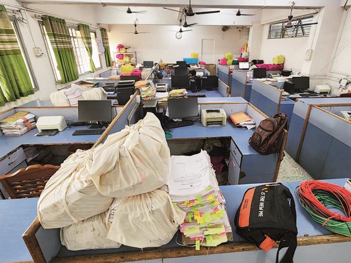 Collector's office slow down due to staff strike; A common citizen stucks | कर्मचारी संपामुळे जिल्हाधिकारी कार्यालय पडले ओस; सर्वसामान्य नागरिक वेठीस Collector's office slow down due to staff strike; A common citizen stucks | कर्मचारी संपामुळे जिल्हाधिकारी कार्यालय पडले ओस; सर्वसामान्य नागरिक वेठीस