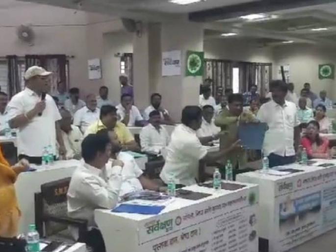 The former mayor tore the files of development works in the General Assembly | माजी महापौरांनी महासभेत फाडल्या विकासकामांच्या फायली The former mayor tore the files of development works in the General Assembly | माजी महापौरांनी महासभेत फाडल्या विकासकामांच्या फायली