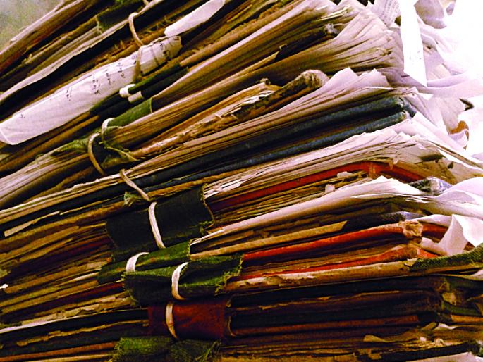 The minister turned a deaf ear | मंत्र्यांनी कान उपटले अन् फायली मार्गी The minister turned a deaf ear | मंत्र्यांनी कान उपटले अन् फायली मार्गी