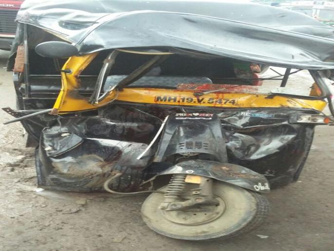 Filling ST buses on the rickshaw | भरधाव एस.टी.बस धडकली रिक्षावर Filling ST buses on the rickshaw | भरधाव एस.टी.बस धडकली रिक्षावर