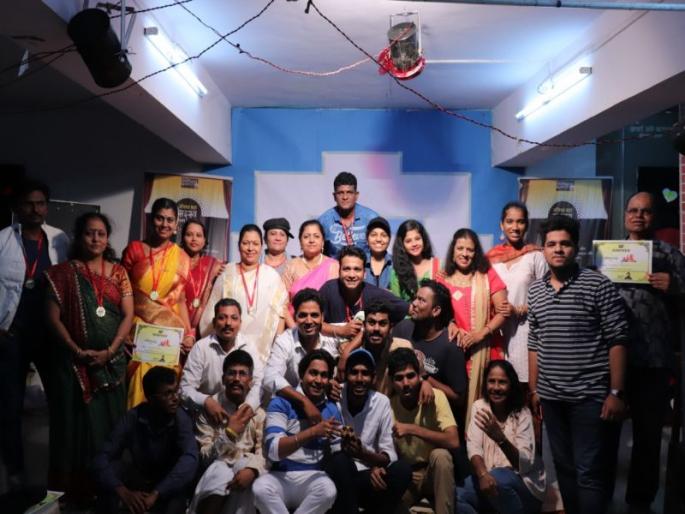 Thanhin kanta bandhale khaylele 'Filmy Chakkar', Hindi film industry's Dhamma | ठाण्यातील अभिनय कट्ट्यावर रंगले 'फिल्मी चक्कर', हिंदी चित्रपटसृष्टीतील धम्माल प्रसंग सादर Thanhin kanta bandhale khaylele 'Filmy Chakkar', Hindi film industry's Dhamma | ठाण्यातील अभिनय कट्ट्यावर रंगले 'फिल्मी चक्कर', हिंदी चित्रपटसृष्टीतील धम्माल प्रसंग सादर