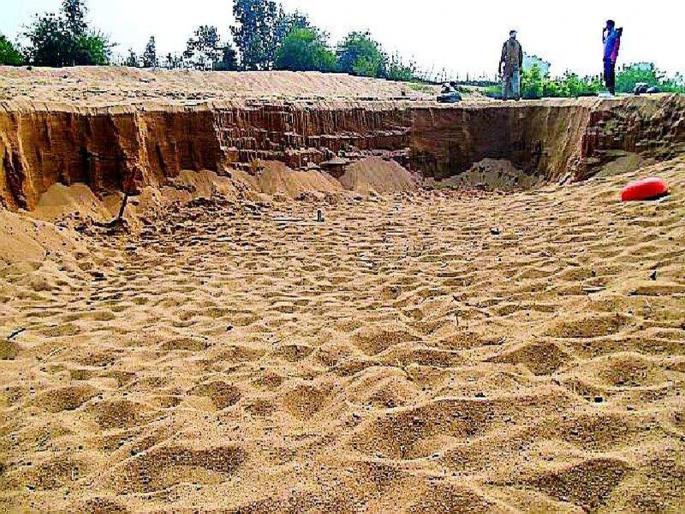 The riverbed became a desert; Altered water flow, secondary mineral lyolute | नदीपात्राचे झाले वाळवंट; पाण्याचे प्रवाह बदलले, गौण खनिजाची लयलूट The riverbed became a desert; Altered water flow, secondary mineral lyolute | नदीपात्राचे झाले वाळवंट; पाण्याचे प्रवाह बदलले, गौण खनिजाची लयलूट