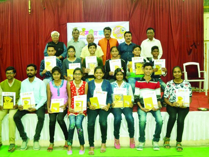 Cartoon competition enthusiasm in Akola: Students' spontaneous response | अकोल्यात व्यंगचित्र स्पर्धा उत्साहात: विद्यार्थ्यांचा उत्स्फूर्त प्रतिसाद Cartoon competition enthusiasm in Akola: Students' spontaneous response | अकोल्यात व्यंगचित्र स्पर्धा उत्साहात: विद्यार्थ्यांचा उत्स्फूर्त प्रतिसाद