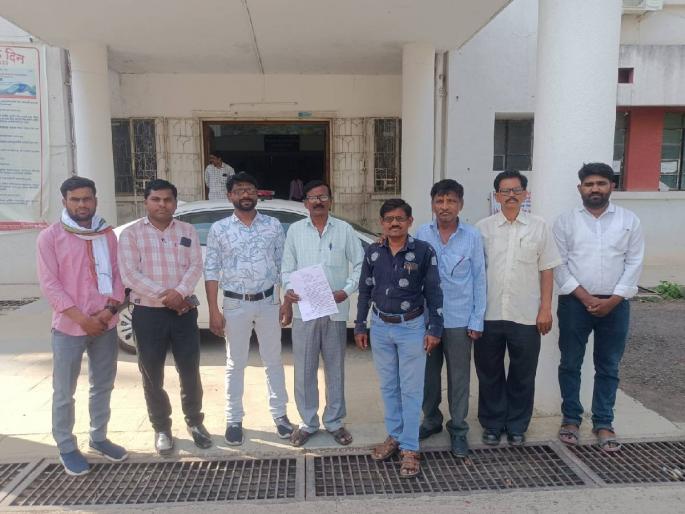 Due to the reduction in the funds of the backward classes in the budget, the social organizations submitted a statement to the state government through the district collector  |  निधीत कपात! संघटना आक्रमक; जिल्हा कचेरीवर धडक, शासनाला निवेदन सादर  Due to the reduction in the funds of the backward classes in the budget, the social organizations submitted a statement to the state government through the district collector  |  निधीत कपात! संघटना आक्रमक; जिल्हा कचेरीवर धडक, शासनाला निवेदन सादर