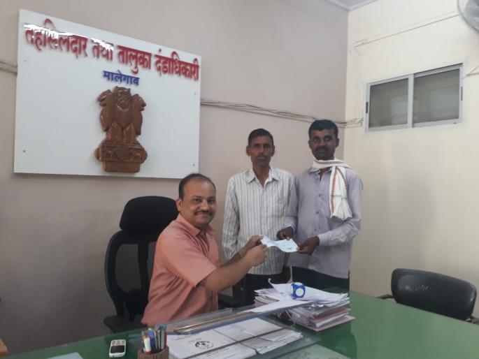 Financial Assistance from the Government to fire victim | कुरळाच्या आपत्तीग्रस्तांना शासनाकडून आर्थिक मदत Financial Assistance from the Government to fire victim | कुरळाच्या आपत्तीग्रस्तांना शासनाकडून आर्थिक मदत