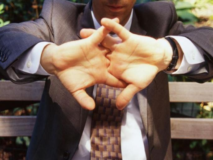 Causes of cracking knuckles, know its good or bad for health | तुम्ही सतत हातांची बोटे मोडता का? एकदा हे वाचाच Causes of cracking knuckles, know its good or bad for health | तुम्ही सतत हातांची बोटे मोडता का? एकदा हे वाचाच