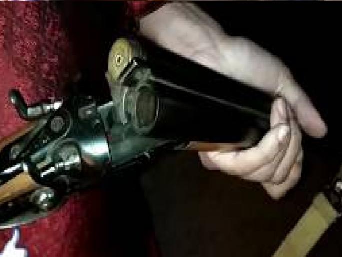 A gun fired unintentionally in the mall, one injured in Satara | मॉलमध्येच अनावधानाने बंदुकीतून सुटली गोळी, एकजण जखमी; साताऱ्यातील घटना A gun fired unintentionally in the mall, one injured in Satara | मॉलमध्येच अनावधानाने बंदुकीतून सुटली गोळी, एकजण जखमी; साताऱ्यातील घटना