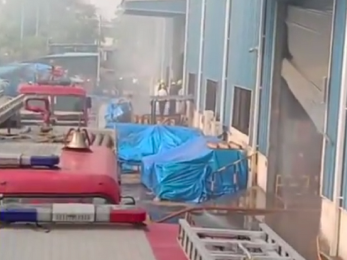 Video : Fire at NRB Bearing Company in Waluj Industry Nagar | Video: वाळूज उद्योग नगरीतील एनआरबी बेरिंग कंपनीत आग Video : Fire at NRB Bearing Company in Waluj Industry Nagar | Video: वाळूज उद्योग नगरीतील एनआरबी बेरिंग कंपनीत आग