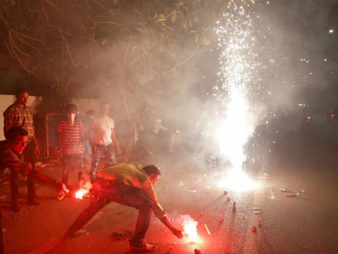 Only 35 minutes permission for fireworks on Christmas and New Years Eve | ख्रिसमस आणि नववर्षाच्या स्वागताला फटाके फोडण्यासाठी फक्त ३५ मिनिटं सूट Only 35 minutes permission for fireworks on Christmas and New Years Eve | ख्रिसमस आणि नववर्षाच्या स्वागताला फटाके फोडण्यासाठी फक्त ३५ मिनिटं सूट