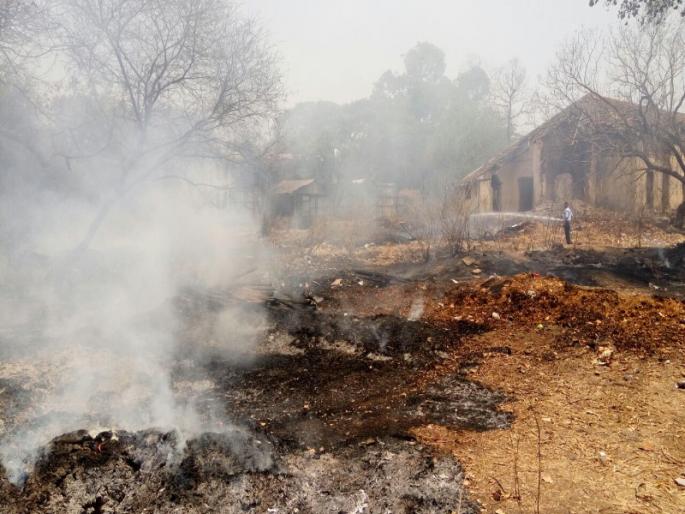 old bunglow destroyed in fire at pune camp | कॅम्पमध्ये पडक्या बंगल्यात भीषण आग old bunglow destroyed in fire at pune camp | कॅम्पमध्ये पडक्या बंगल्यात भीषण आग