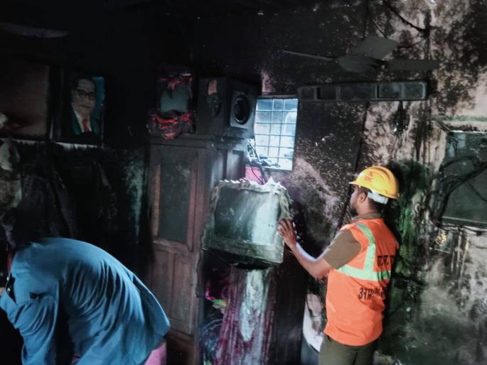 The young man suffered from the smoke of the fire; Loss of electrical goods in fire | आगीच्या धुराचा तरुणाला त्रास, इलेक्ट्रिक वस्तूंचे नुकसान; उपचाराकरिता रुग्णालयात दाखल The young man suffered from the smoke of the fire; Loss of electrical goods in fire | आगीच्या धुराचा तरुणाला त्रास, इलेक्ट्रिक वस्तूंचे नुकसान; उपचाराकरिता रुग्णालयात दाखल