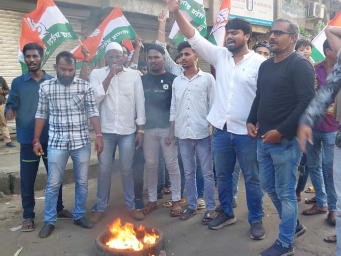 Youth Congress protests by burning BJP posters in Bhiwandi | भिवंडीत भाजपाचे पोस्टर जाळुन युवक काँग्रेसची निदर्शने Youth Congress protests by burning BJP posters in Bhiwandi | भिवंडीत भाजपाचे पोस्टर जाळुन युवक काँग्रेसची निदर्शने