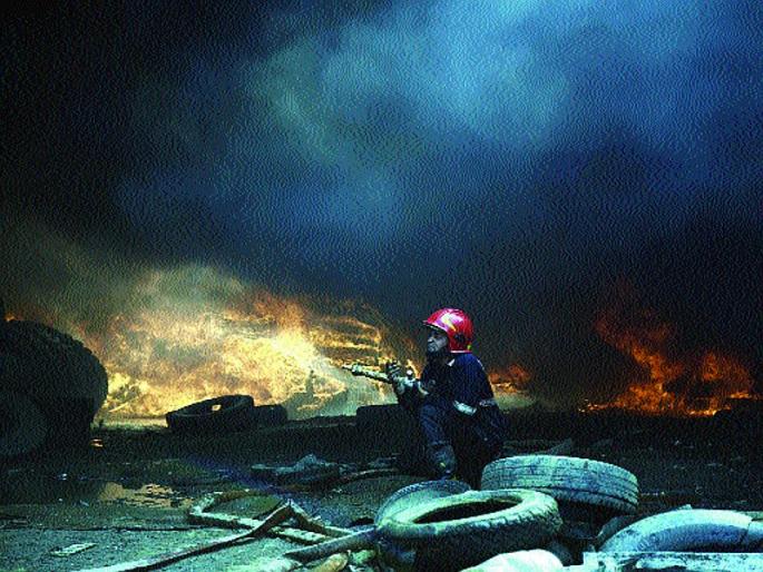 Fire accidents due to godowns | गोदामांमुळेच आगीच्या दुर्घटना Fire accidents due to godowns | गोदामांमुळेच आगीच्या दुर्घटना