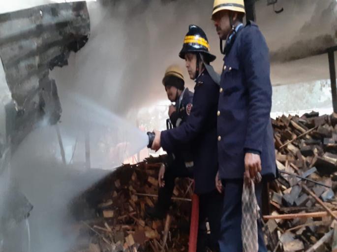 Fire in the packing company on Satara road | सातारा रस्त्यावरील पॅकिंगच्या कंपनीत भीषण आग  Fire in the packing company on Satara road | सातारा रस्त्यावरील पॅकिंगच्या कंपनीत भीषण आग