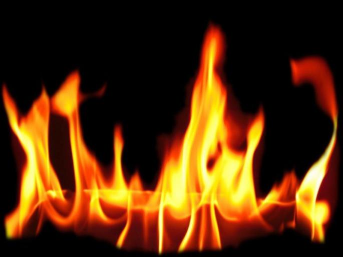 fire in chocolate and biscuit godawon at pimpri | पिंपरीत चॉकलेट, बिस्किटच्या गोदामाला आग fire in chocolate and biscuit godawon at pimpri | पिंपरीत चॉकलेट, बिस्किटच्या गोदामाला आग